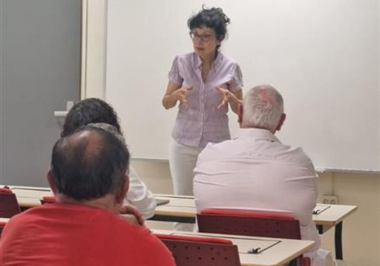Profesora explicando a los alumnos.